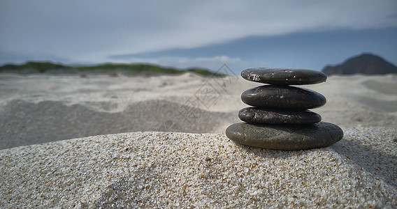 海滩上的金石精神概念中心石头地方真相想像力生长平静旅游图片