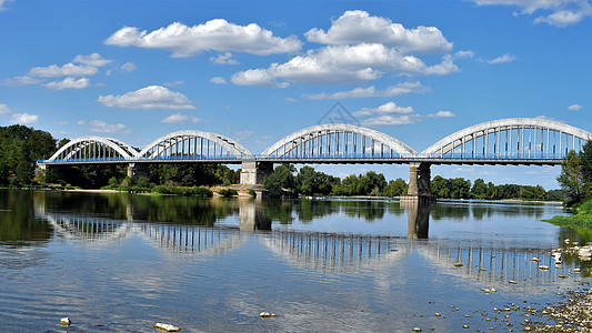 桥梁和卢瓦尔河天空运输历史性地平线太阳树木历史蓝色建筑学地标图片