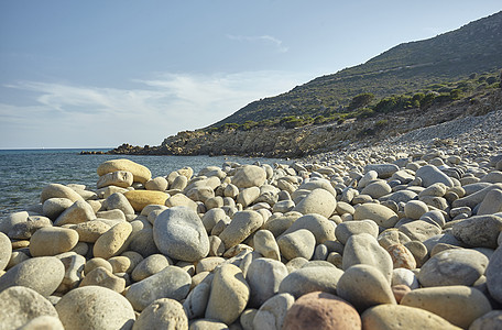 孤单在海滩上思考太阳天空蓝色海浪鹅卵石苦瓜岩石旅行海景日落图片