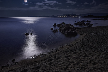 一夜纯净的情感 仍然看着大海反射夜月旅游思考水坑假期海景支撑冥想天空图片