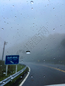 浓雾 危险 在下坡路上开车风暴冒险挡风玻璃下坡驾驶天气丘陵水器图片
