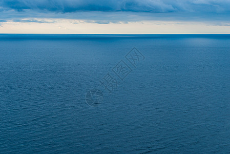 蓝色海水 地平线和云层的视图 海洋沉积图片