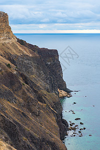 风景如画的岩石海岸和克里米亚笔海的景色图片