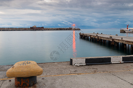 岸堤 码头和灯塔 海上有明亮的红光图片