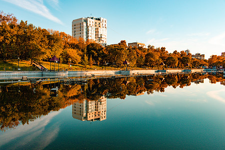 俄罗斯哈巴罗夫斯克Khabarovsk  2018年9月27日 秋季的城市池塘市中心旅行木头水域岩石建筑森林摩天大楼地标建筑学图片