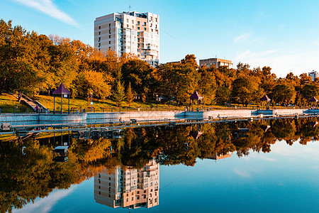 俄罗斯哈巴罗夫斯克Khabarovsk  2018年9月27日 秋季的城市池塘公园风景木头旅行反射森林蓝色地标岩石天空图片