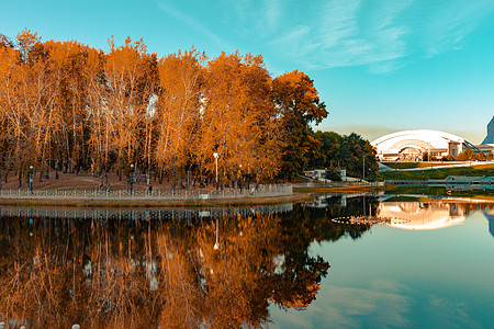 俄罗斯哈巴罗夫斯克Khabarovsk  2018年9月27日 秋季的城市池塘木头建筑建筑学森林景观地标蓝色水域摩天大楼公园图片