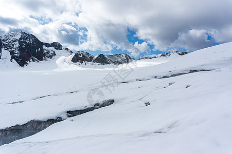 欧洲阿尔卑斯山山脉山区地貌顶峰游客假期冰川远足尖峰旅游山脉图片