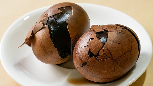 小白盘上的台湾茶蛋小吃零食香料传统白色棕色裂缝厨房午餐红茶图片