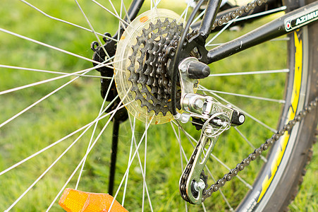 用针头 踏板和链子编织的自行车轮运动自行车车轮车辆框架速度转子闲暇男人卡尺图片