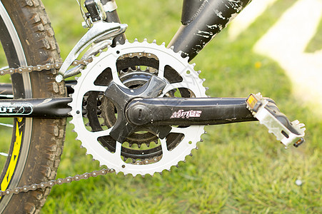 用针头 踏板和链子编织的自行车轮运输光盘润滑脂车辆动物技术生态框架运动娱乐图片