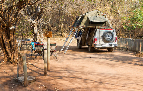 4x4号越野车 屋顶有帐篷睡袋红色越野荒野运输乐趣桌子乡村椅子车辆图片