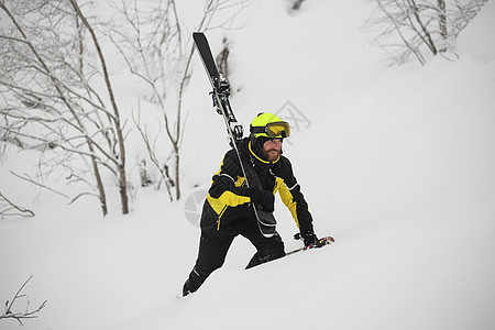 天空人漫步在山上活动高山娱乐旅行远足远足者滑雪肩膀下坡男人图片