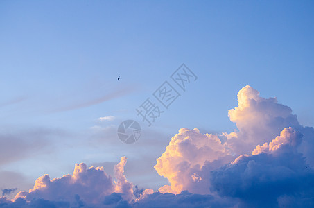 青蓝的天空在冬季有云朵 泰河陆地云雾积雨天堂天气照片云景蓝色雨云气候阳光图片