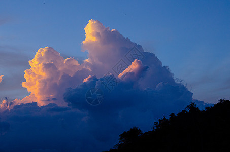 青蓝的天空在冬季有云朵 泰河陆地积雨蓝色云雾天气季节气氛水分晴天天堂宗教图片