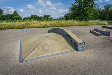 滑冰者公园小型滑板坡道 有研磨铁轨图片