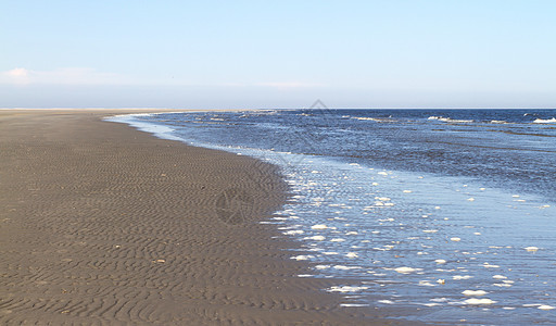 白天的海滩在大白天白色太阳海洋假期阴影海岸海景黑色图片