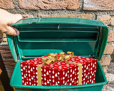 圣诞节 装饰精美的圣诞礼物盒 装在经典的绿色邮箱中图片