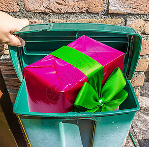 经典绿色邮箱中带绿色丝带的粉红色圣诞礼物图片