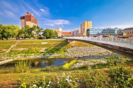 Vuka河桥的Vukovar市风景场景建筑学蓝色中心教会鹅卵石游客城市地标旅游图片