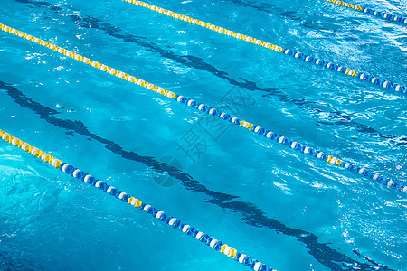 与隔板游泳池的空中视图蓝色竞争运动游泳线条漂浮车道训练漂浮物竞赛图片