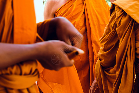 佛教僧侣的黄袍传统祷告摄影纺织品仪式冥想长袍文化佛教徒寺庙图片