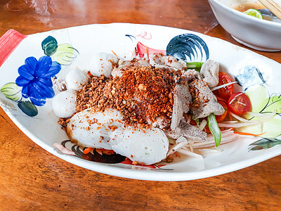 辣妹汤姆汤面和猪肉 泰国菜美食红色面条午餐白色胡椒盘子食物图片