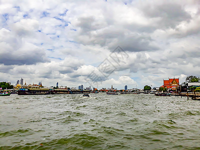 位于泰国曼谷 云天多云的Chao Phraya河上的船景观城市天空日落商业多云风景建筑旅行地标图片