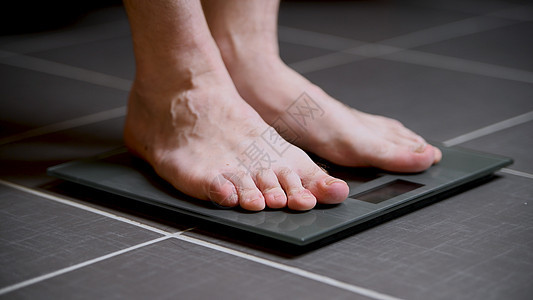 男性用玻璃 男人的饮食 体重平衡减脂理念测量锻炼胖子药品节食重量浴室图片