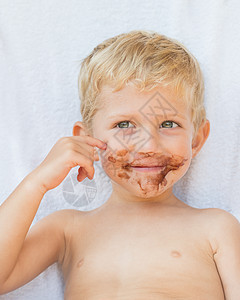 孩子笑着 肮脏的巧克力脸蛋金发童年白色喜悦男生儿童乐趣男性微笑幸福图片