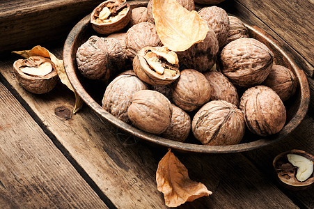 木制桌上的胡桃营养水果桌子健康棕色种子坚果核心产品食物图片