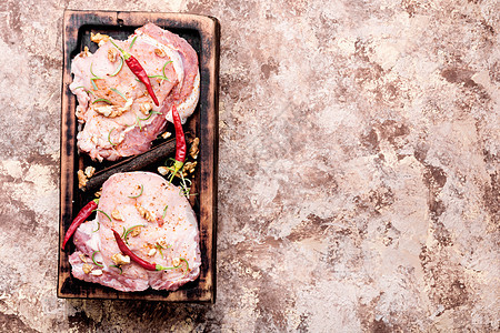两块生猪肉食物桌子厨房炙烤砧板肋骨乡村产品红色迷迭香图片