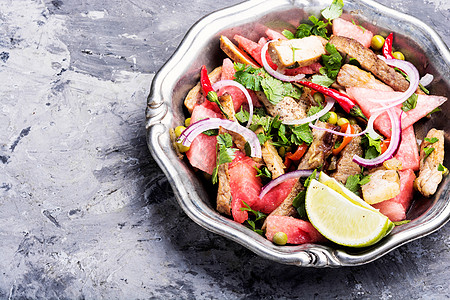 含有肉和西瓜的外表沙拉洋葱熟食美味鱼片食物餐厅蔬菜牛肉烧烤胡椒图片