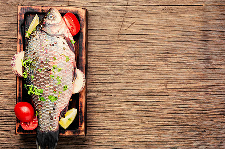 新鲜生鱼和食品原料节食烹饪胡椒粒饮食鲤鱼蔬菜海鲜砧板盘子香料图片