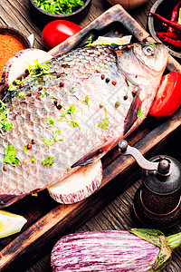 新鲜生鱼和食品原料香料饮食胡椒粒胡椒烹饪鲤鱼砧板食谱青菜食物图片