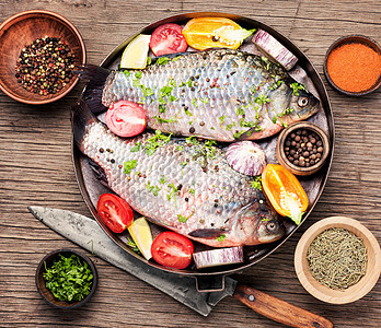 新鲜生鱼和食品原料蔬菜食物节食胡椒香料盘子乡村鲤鱼餐厅海鲜图片