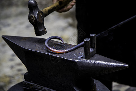 旧金属铸造厂中的白绿色铁手工锤子火花煤炭工作店铺工艺工具制造业篝火图片