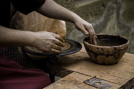 工作和塑造粘土的人的手 陶艺家陶工陶瓷拇指雕塑家水壶陶器女士手指创造力花瓶图片