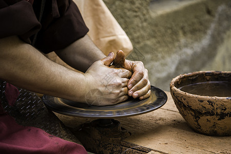 传统陶土匠工作手指水壶手工业作坊艺术手工制品杯子陶瓷图片