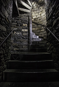 古老的螺旋楼梯 在城堡里建筑学石头阴影建筑缠绕漩涡曲线头晕脚步黑暗图片