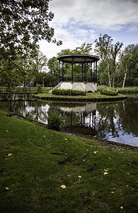 位于阿姆斯特丹的公园天空旅游蓝色池塘树木首都花园晴天季节景观图片