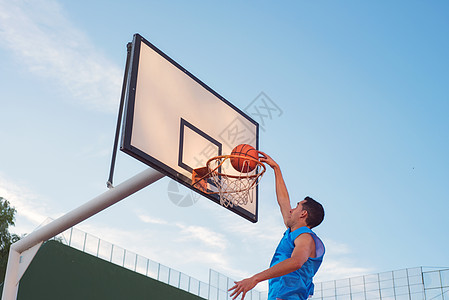 篮球街球选手做一个灌篮国家地标街道运动员法庭男人运动游戏玩家训练图片