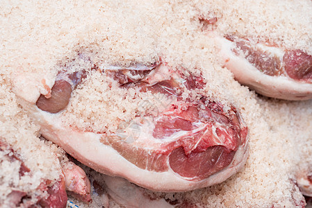 肉类工业的理念 比伯兰火腿的盐碱过程食物传播熟食贮存美食熏制烘干老化烹饪火腿图片