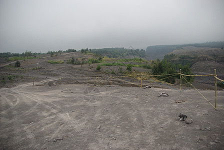 Merapi山破坏对周围环境的影响蓝色气体灰尘火山旅行家园天空房子树木碎屑图片