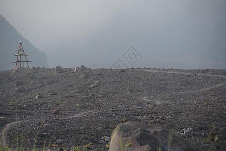 Merapi山破坏对周围环境的影响天空气体蓝色房子旅行火山灾难树木家园碎屑图片
