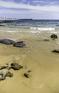 桑迪带石头的海滩日落海岸线场景海洋鹅卵石卵石支撑岩石太阳海景图片