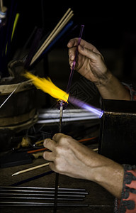 以传统方式吹着玻璃鼓风机材料玻璃制品工匠商业工艺工人工具生产手工图片