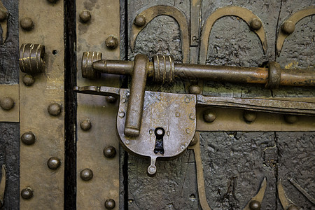 旧的安全挂锁锁孔腐蚀钥匙古董金属黄铜木头锁定图片
