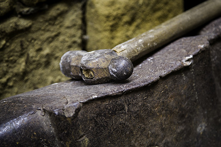 旧金属铸造厂中的白绿色铁金工职业工具手工作坊产品制造业篝火锤子煤炭图片