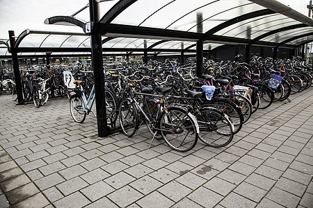 荷兰阿姆斯特丹2018 年 9 月 6 日 阿姆斯特丹的日落 自行车停车场和传统的荷兰老建筑 荷兰单运河花卉市场天空景观街道运输图片
